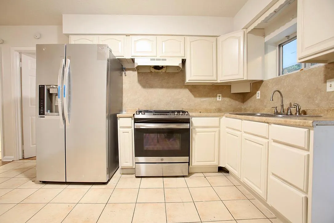 650 Allen St — Photo 2