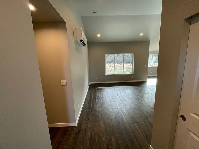 2707 Oakes Ave — Photo 3