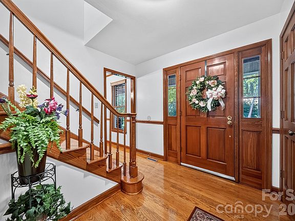 3rd image of 310 Travis Ln