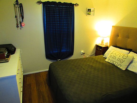 Master bedroom, queen size 