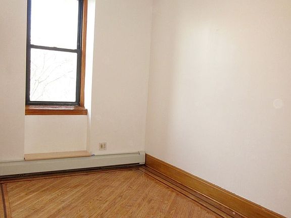 3rd image of 227 Clermont Ave APT 4