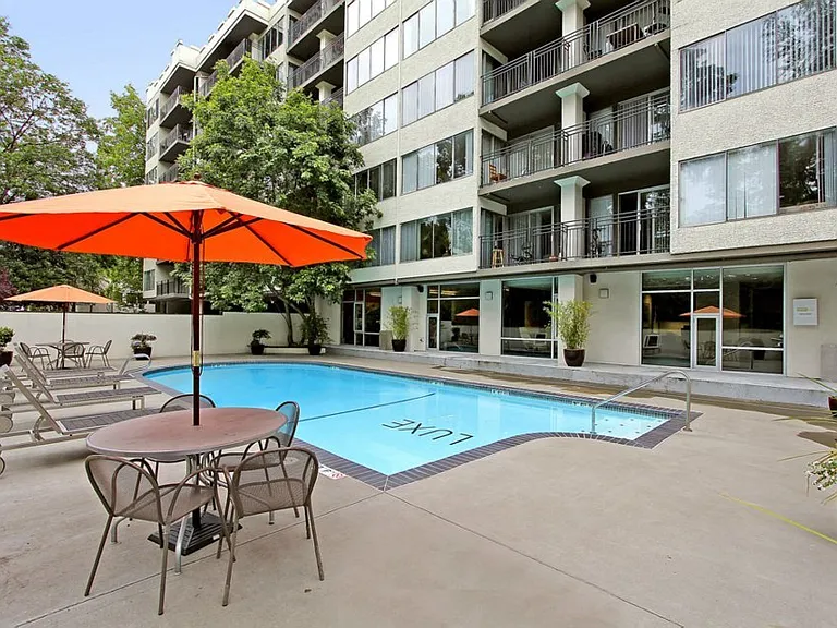 Luxe at Meridian — Photo 20