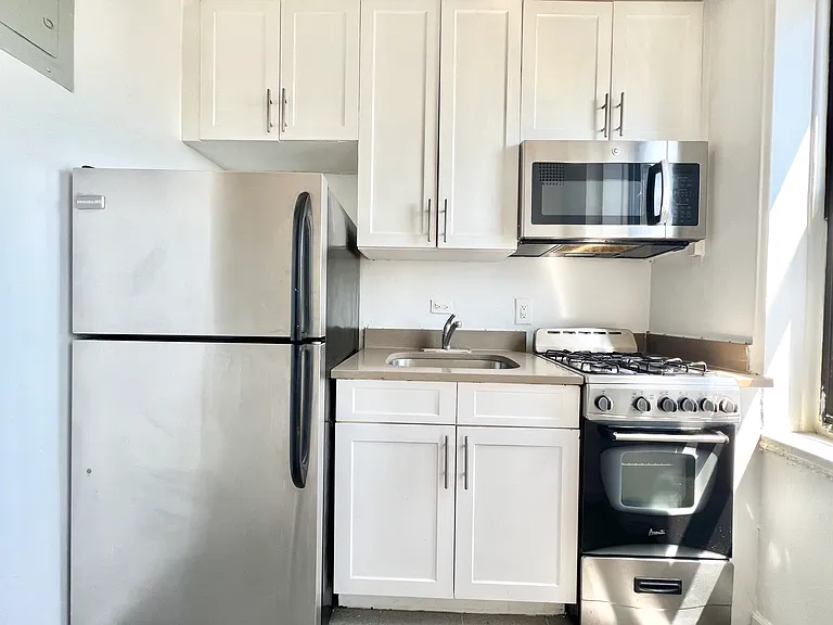 2373 E 3rd St #5T — Photo 3