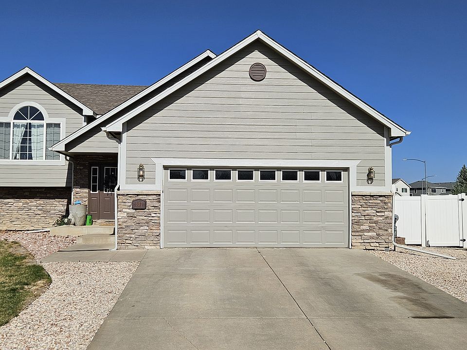 1st image of 582 Dakota Ct