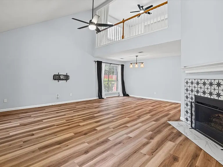 910 Markham Ln — Photo 4