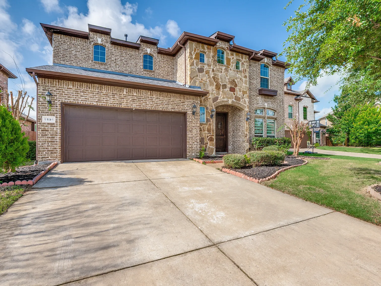 5 bed, 3737 sqft, $3,800 — Photo 1