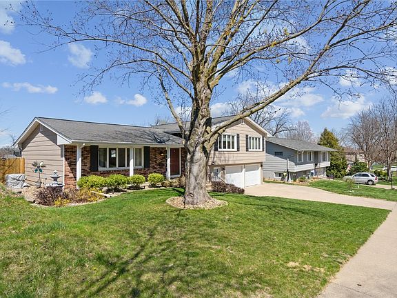 2nd image of 382 Parkland Dr SE