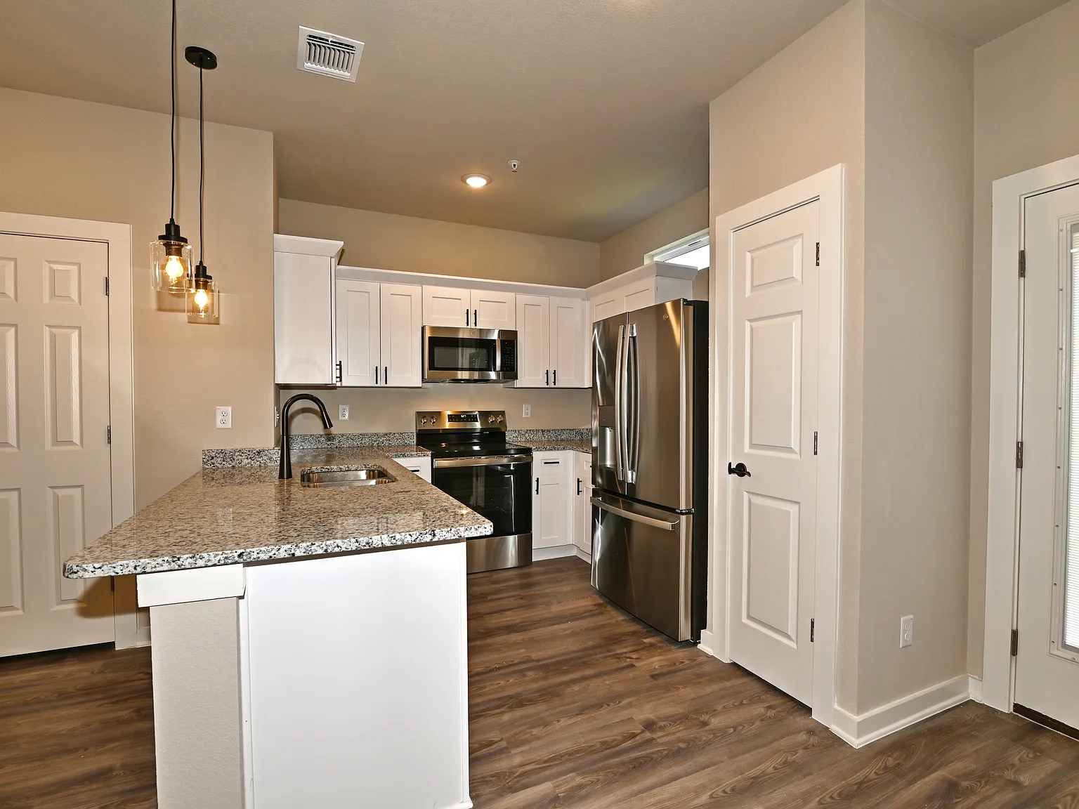 3 bed, 2.5 bath, 1362 sqft, $1,500 — Photo 2