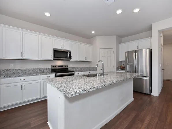 5049 Frisbee Dr, Roseville, CA 95747