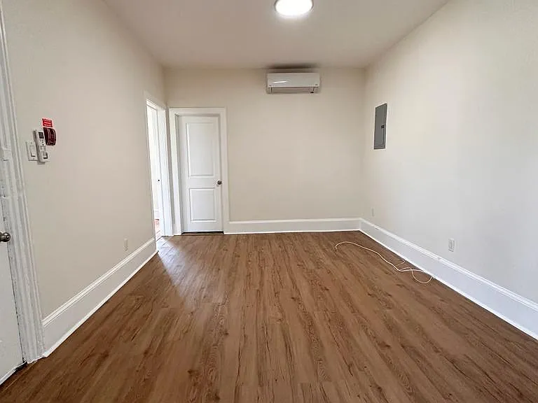 144 W Washington Ln #1F — Photo 5