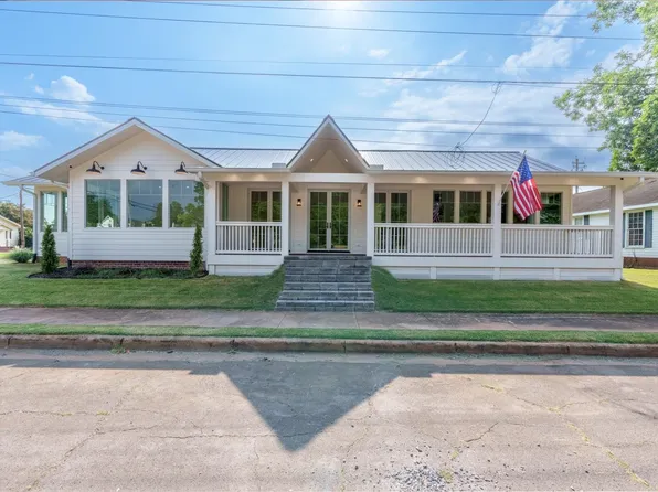 109 2nd St, Tuscumbia, AL 35674