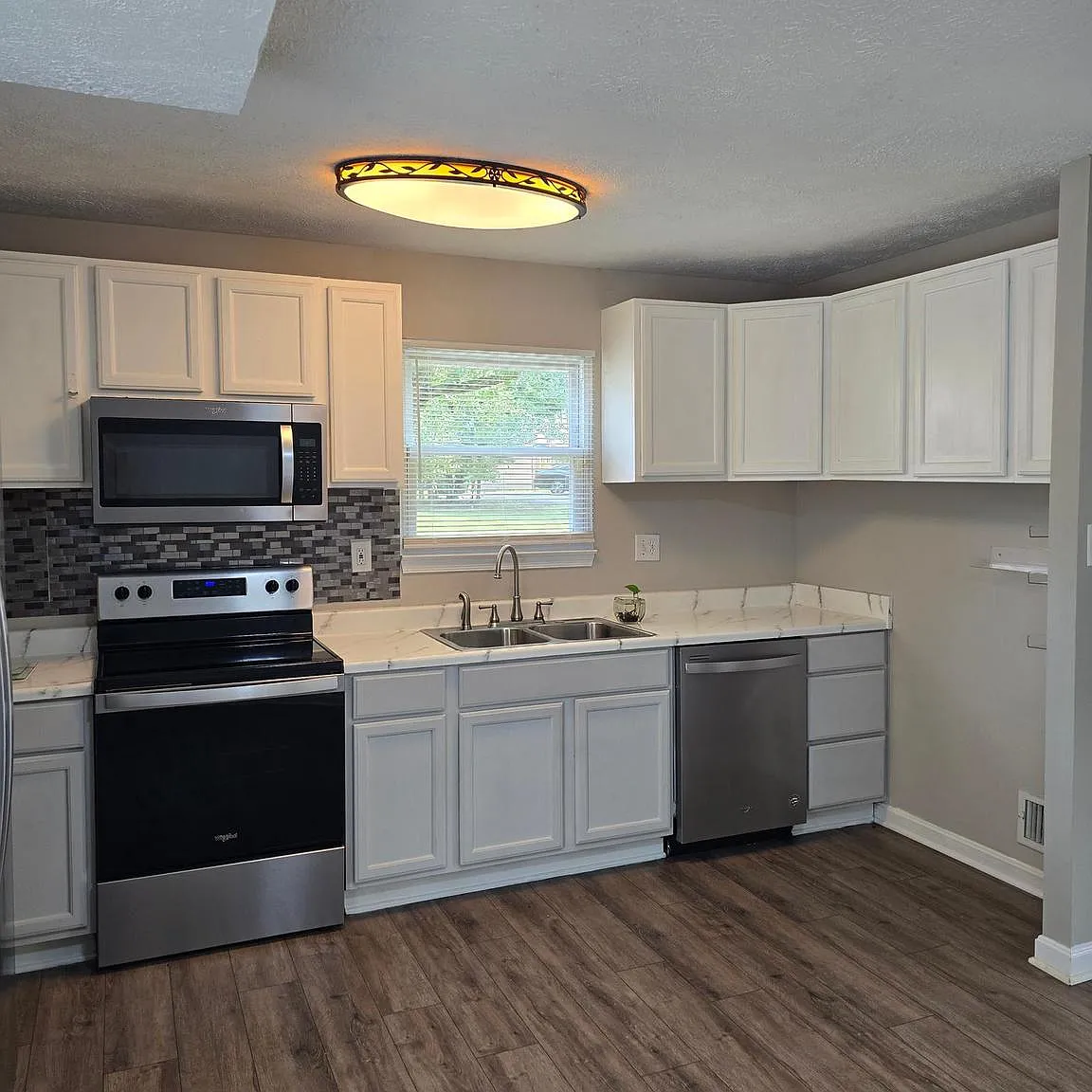 4 bed, 1377 sqft, $2,700 — Photo 2