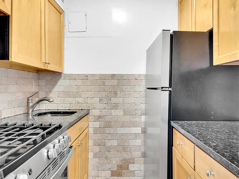 55 E 9th St #6B — Photo 3