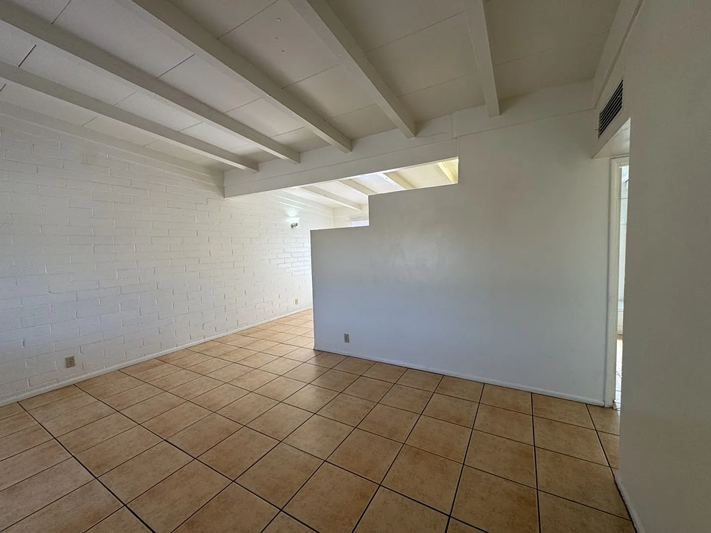 Nice 2 bedroom Apartment - All Tile — Photo 3