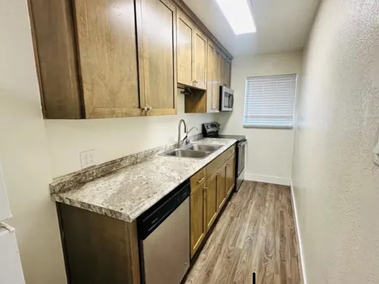 235 Reindollar Ave #C — Photo 6