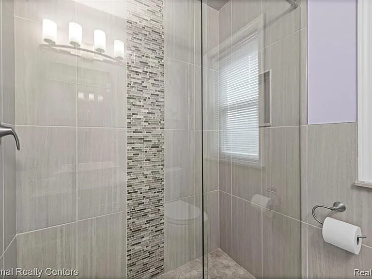 4521 Elmwood Ave — Photo 20