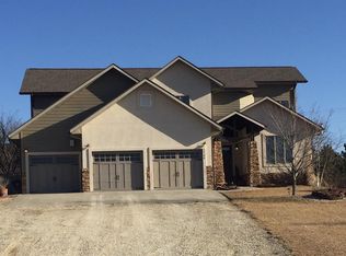 1569 Pawnee Dr, Clay Center, KS 67432