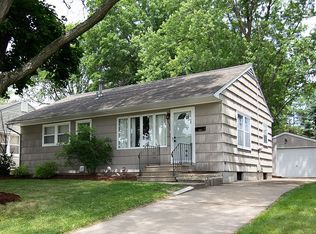 938 39th St SE, Cedar Rapids, IA 52403
