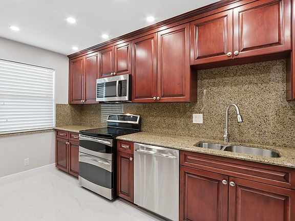 4th image of 220 Lake Dr APT 206