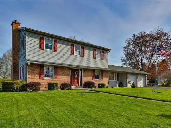 4702 Oakwood Ln, Nazareth, PA 18064