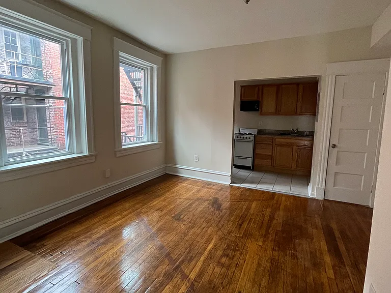 West Grace Apts — Photo 31
