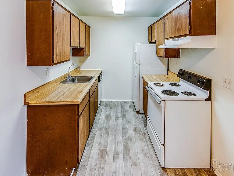 Wagon Wheel Apartments — Photo 23