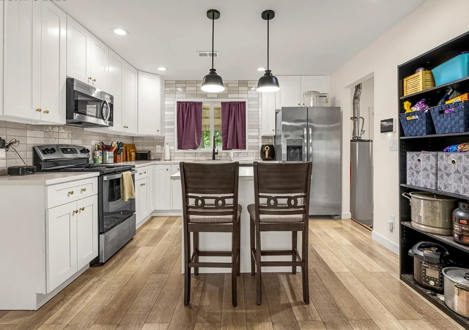 Modern 4-Bedroom Ranch-Style Home with Spacious Fenced Backyard! — Photo 4