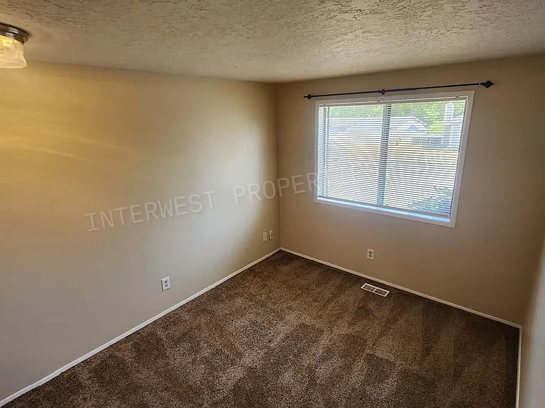 265 SW Salix Ter — Photo 11