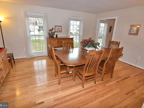 3rd image of 390 Scarlet Oak Dr
