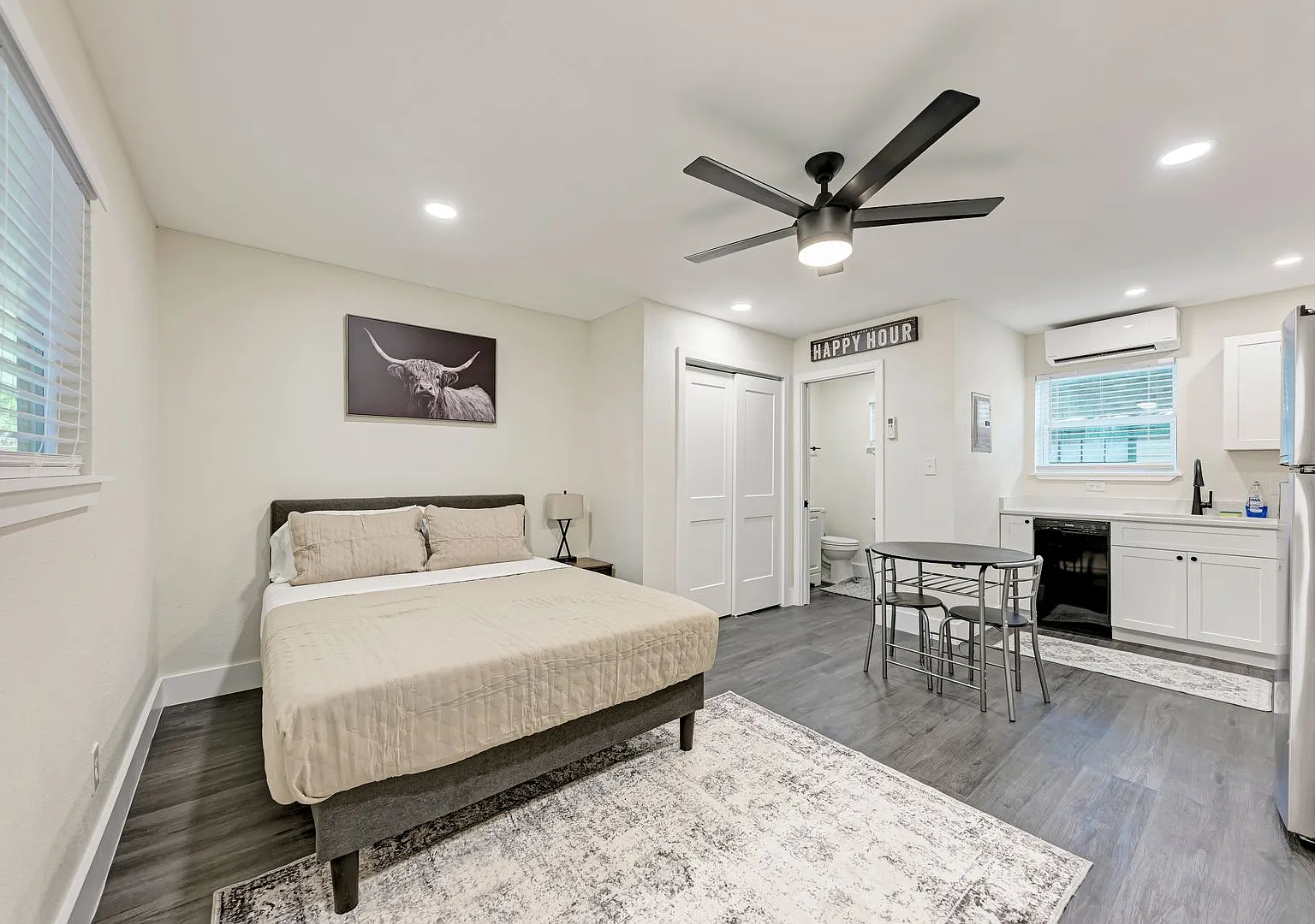 For Lease Fully Furnished Studio Near UT — Photo 1