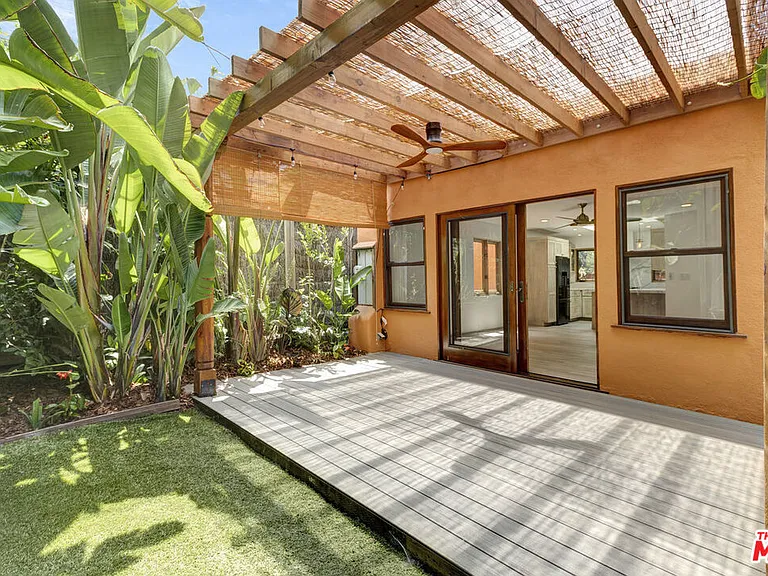 1138 1/2 Poinsettia Pl — Photo 1