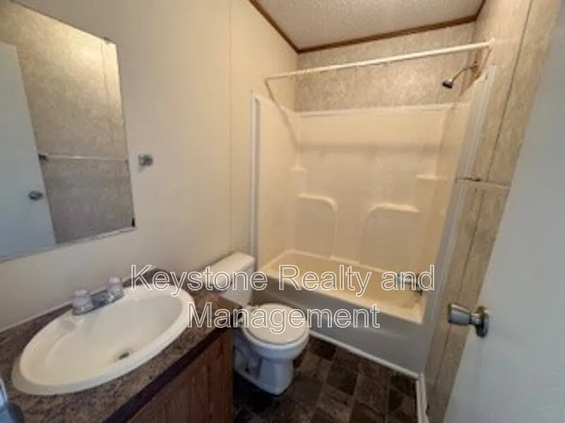 3 bed, 2.0 bath, 1120 sqft, $850 — Photo 3