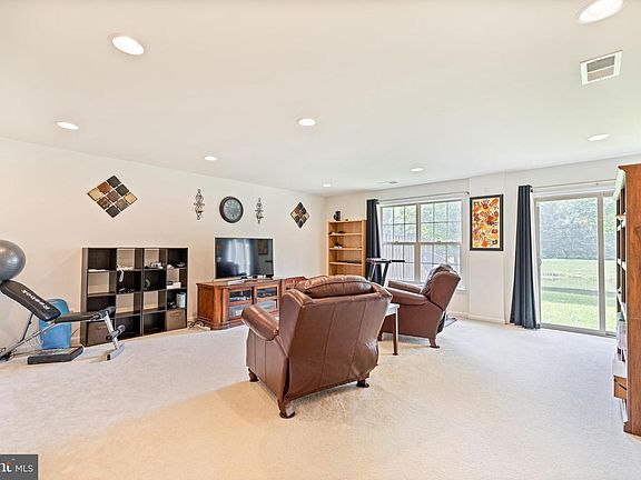 4th image of 42597 Chisholm Dr