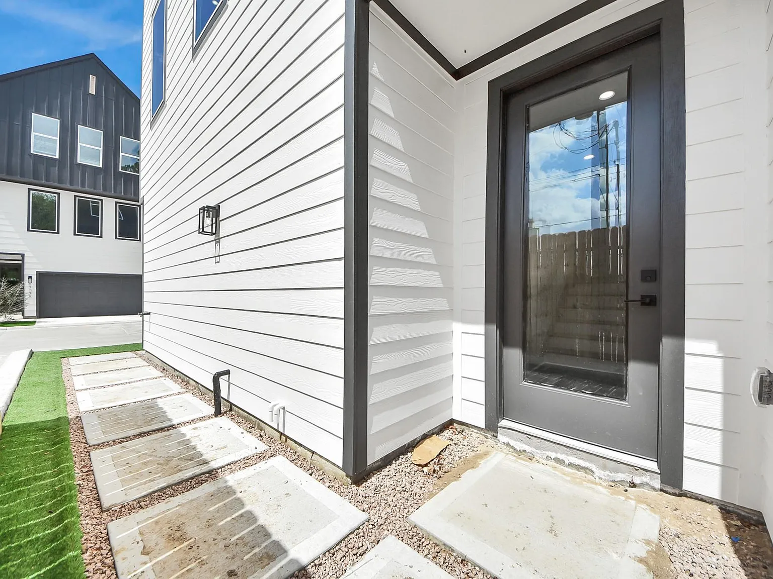 3 bed, 3.5 bath, 1716 sqft, $2,400 — Photo 2