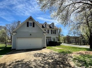 8817 Elkins Park Dr, Matthews, NC 28105