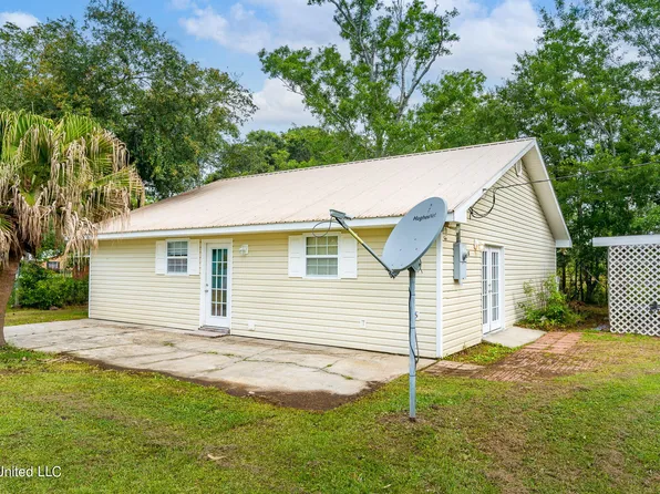 7127 Holly St, Bay Saint Louis, MS 39520