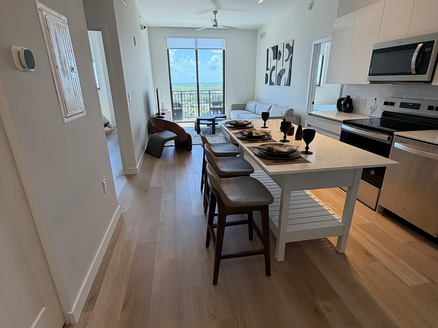 2 bed, 1050 sqft, $2,700 — Photo 2
