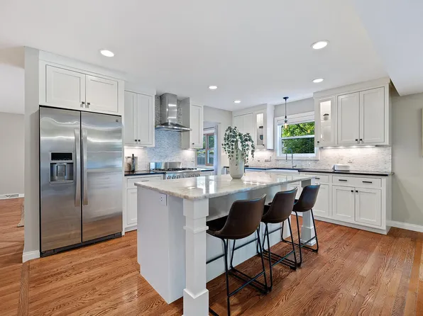 4704 W 70th St, Edina, MN 55435