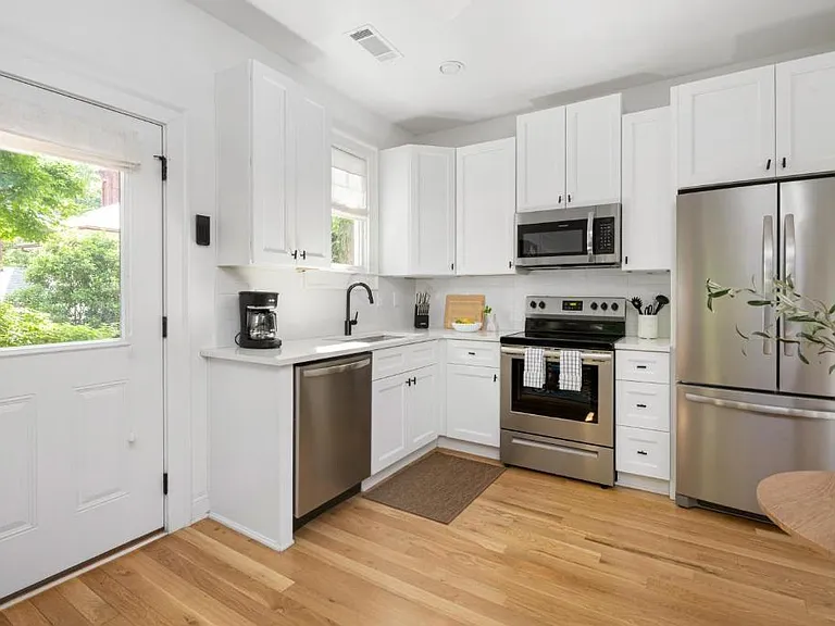 1054 Euclid Ave NE #CH — Photo 9