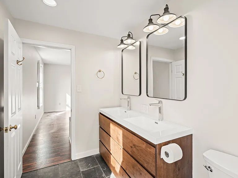 80 Green St — Photo 9