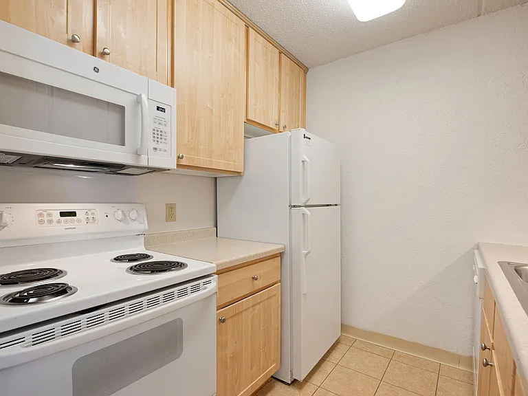 Park Plaza Apartments — Photo 8