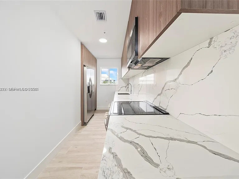 32 NW 14th Ave #4 — Photo 6