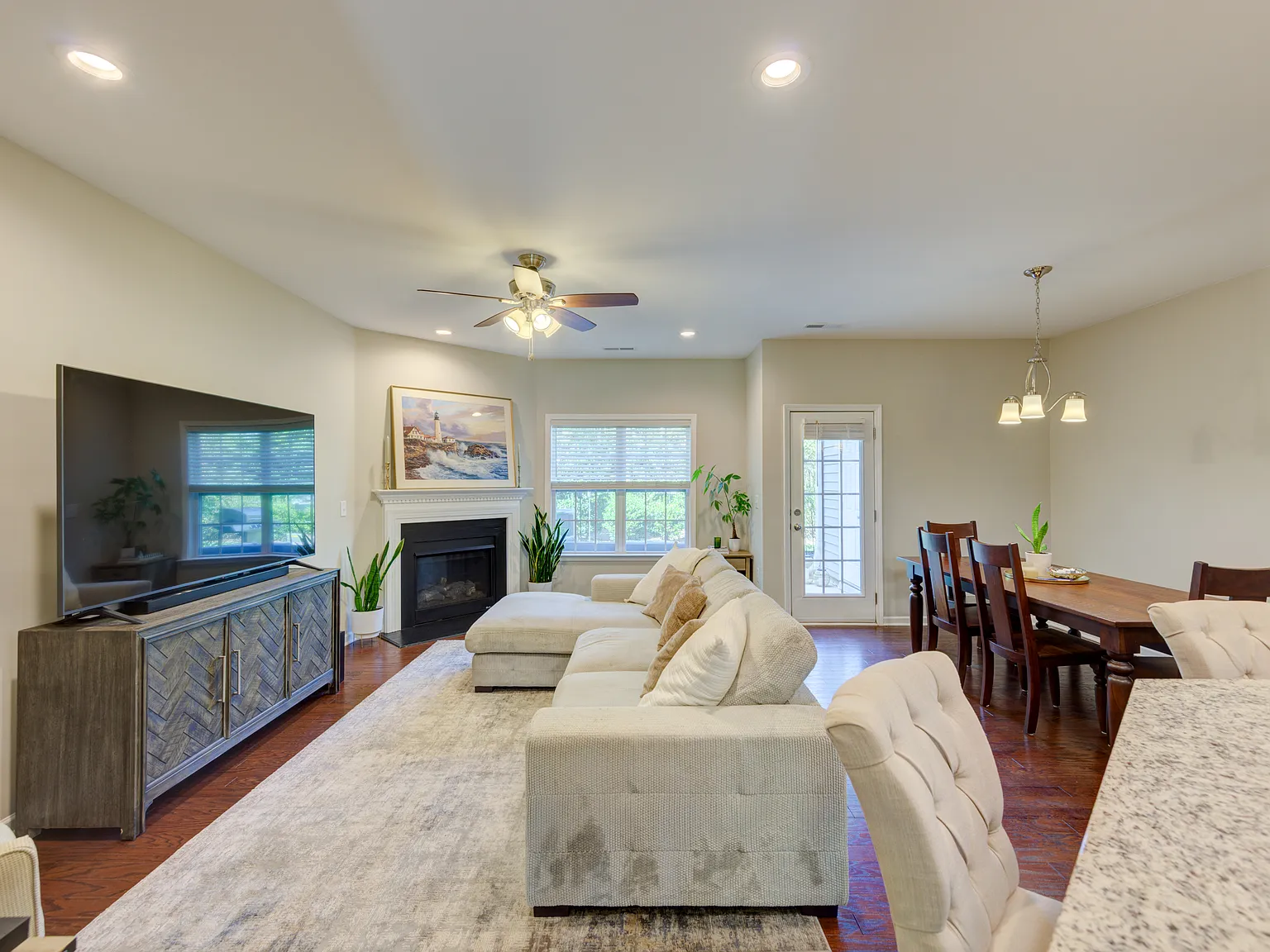 3 bed, 2.5 bath, 1642 sqft, $2,100 — Photo 4