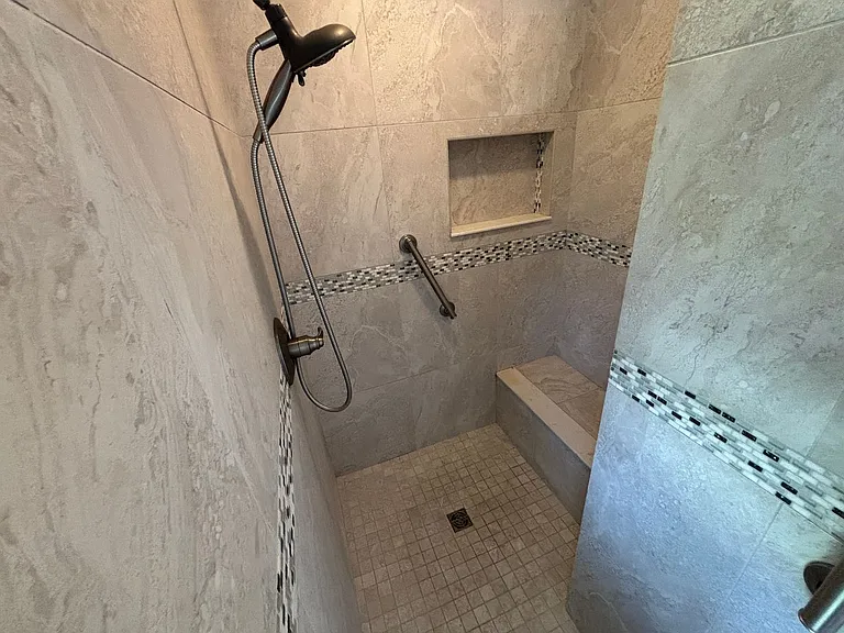20 Clarendon Ct N — Photo 19