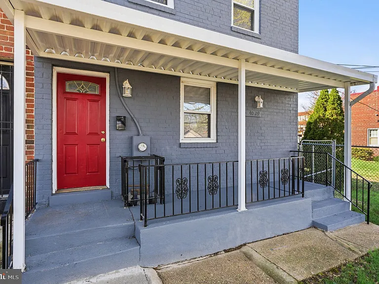 4029 Grant St NE — Photo 4