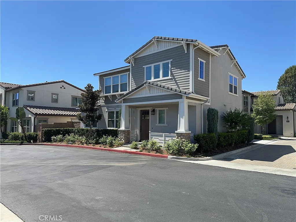 4 bed, 2473 sqft, $6,200 — Photo 1