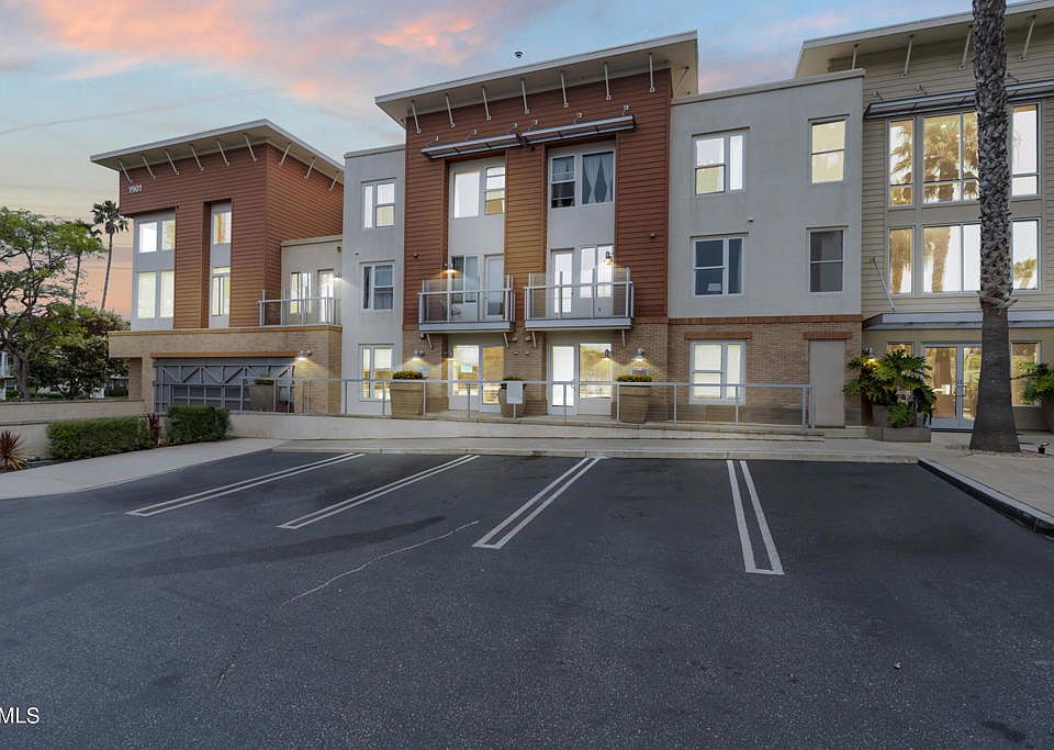 1st image of 1901 Victoria Ave #105