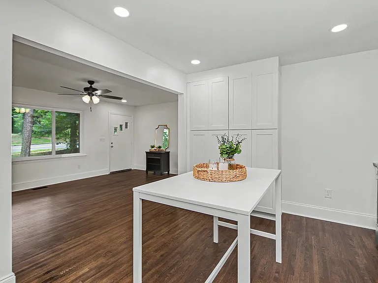 2200 Eastway Dr — Photo 12