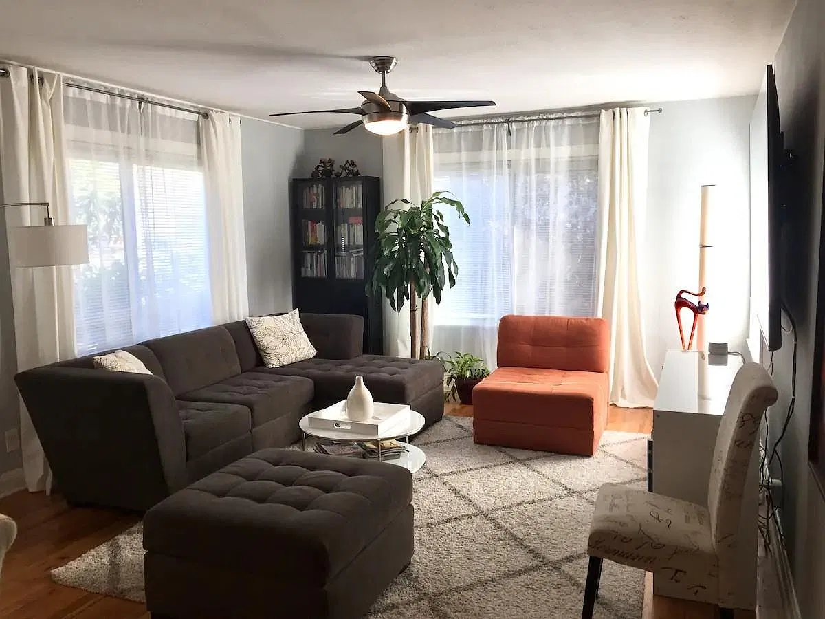 3 bed, 2.0 bath, 1827 sqft, $3,300 — Photo 2