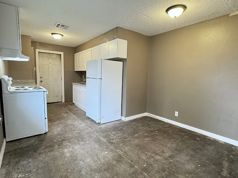 808 Kyle St — Photo 6